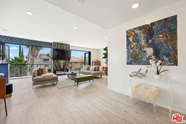 137 N Doheny Drive, West Hollywood CA: https://media.crmls.org/mediaz/fa854793-bb38-49bb-b96c-d30f312039ab.jpg