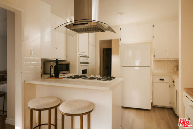 22251 Kittridge Street photo 9