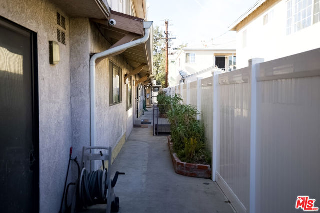 1013 Allen Avenue, Glendale CA: https://media.crmls.org/mediaz/fa86d806-0a95-4bb1-8333-b4b0e5f14065.jpg