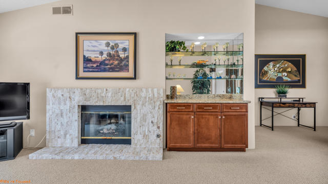 292 Desert Falls E Drive, Palm Desert CA: https://media.crmls.org/mediaz/fa871450-1782-44fa-a8d4-b2cfb09c8a1b.jpg