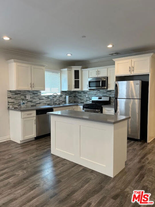 523 N Benton Way, Los Angeles CA: https://media.crmls.org/mediaz/fa87eaad-34b1-46e7-b44c-15541c4e9058.jpg