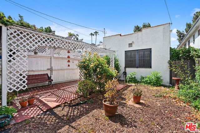 5021 Elmwood Avenue, Los Angeles CA: https://media.crmls.org/mediaz/fa880b11-9ba9-4849-b91d-e6033d69fcc9.jpg