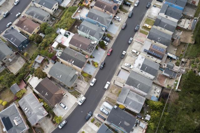 16 Canterbury Avenue, Daly City CA: https://media.crmls.org/mediaz/fa8877a5-40ad-4aa0-8db0-f52856b8627d.jpg