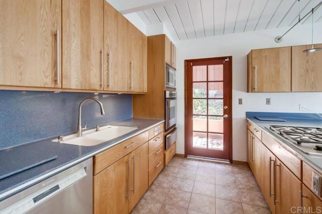 6032 Adobe Falls Rd, San Diego CA: https://media.crmls.org/mediaz/fa89ad46-0758-46f9-809a-5ef47fe00f1b.jpg