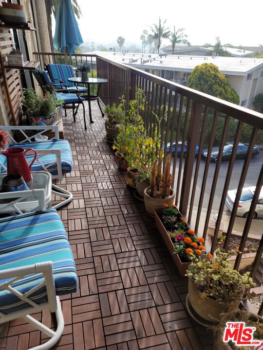 3231 Cheviot Vista Place, Los Angeles CA: https://media.crmls.org/mediaz/fa8a0f96-d0e6-4990-be71-bd31c77bc609.jpg