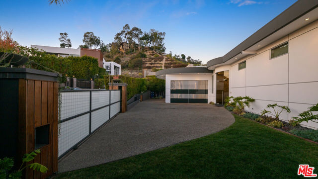 9353 Nightingale Drive, Los Angeles CA: https://media.crmls.org/mediaz/fa8aa209-6c14-4c7d-b248-c6c12dd0e9be.jpg
