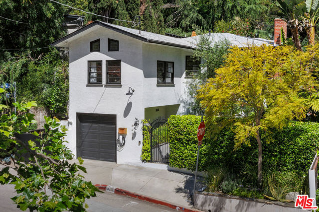 8421 Kirkwood Drive, Los Angeles CA: https://media.crmls.org/mediaz/fa8ad30f-90f9-433e-8cbf-b6171c01a116.jpg
