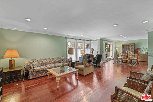 833 15th Street, Santa Monica CA: https://media.crmls.org/mediaz/fa8adfd7-0dfd-437c-89c9-0ece89b75ccc.jpg