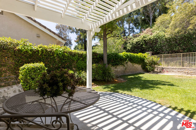 27050 Riversbridge Way, Valencia CA: https://media.crmls.org/mediaz/fa8ce713-546b-4716-9a63-318c1d431090.jpg
