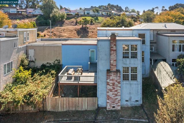 989 Parkside Dr, Richmond CA: https://media.crmls.org/mediaz/fa8dc8be-67bf-416d-882c-cf819a1654d8.jpg