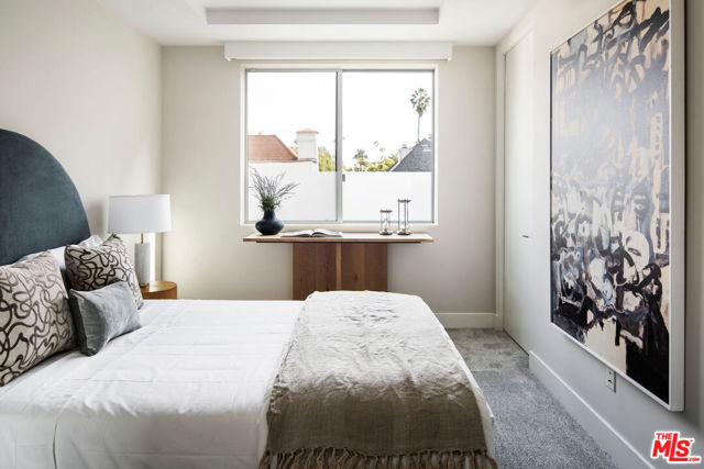 460 N Palm Drive, Beverly Hills CA: https://media.crmls.org/mediaz/fa8eaec2-f5c1-4261-bd4c-4b131d3f0fd9.jpg