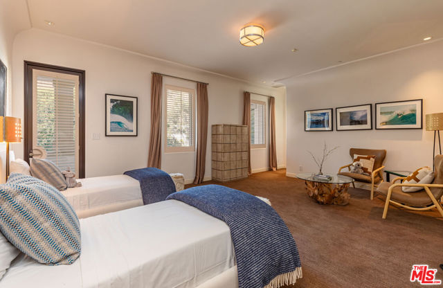 22368 Pacific Coast Highway, Malibu CA: https://media.crmls.org/mediaz/fa8eb5b8-e1c4-497c-b14b-03eff0ff5ac3.jpg