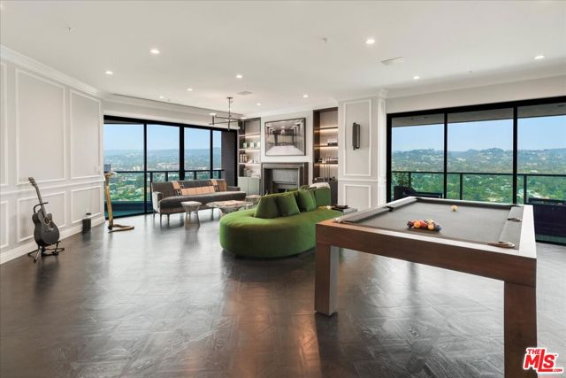 10490 Wilshire Boulevard, Los Angeles CA: https://media.crmls.org/mediaz/fa90e2e8-d549-4013-92ef-b6be7afc726d.jpg