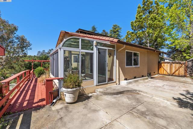 3483 Skyline Dr, Hayward CA: https://media.crmls.org/mediaz/fa90e4ff-c8c9-43b1-85a1-32092d169e8c.jpg