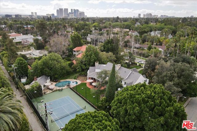 814 Foothill Road, Beverly Hills CA: https://media.crmls.org/mediaz/fa9131d3-9855-476d-abbb-f59afe3eda5a.jpg
