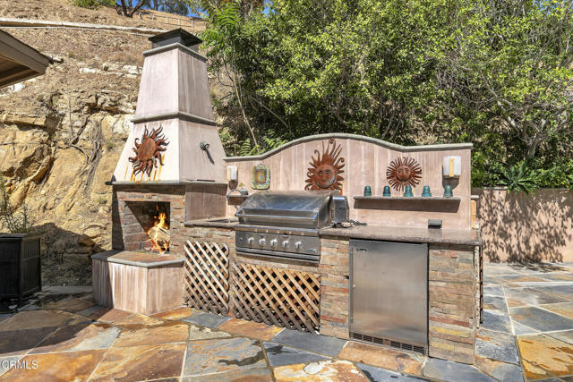 9999 Wornom Avenue, Sunland CA: https://media.crmls.org/mediaz/fa914393-b125-4269-bcb1-be9562a37ea8.jpg