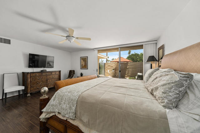 76895 Lark Drive, Indian Wells CA: https://media.crmls.org/mediaz/fa918536-547b-450d-adf5-c0de61e1f25b.jpg