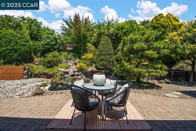 1 Aspinwall Ct, Orinda CA: https://media.crmls.org/mediaz/fa926bb1-9cd6-4a60-a408-ea7e3aa0fe6e.jpg
