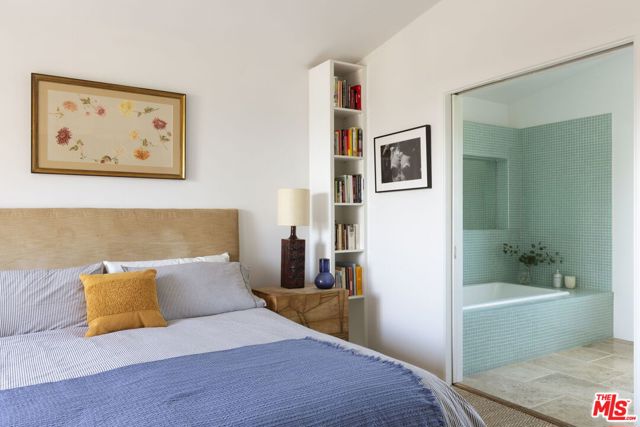 2500 Carman Crest Drive, Los Angeles CA: https://media.crmls.org/mediaz/fa930e4d-2e0e-442b-9c33-fa21705c8c30.jpg
