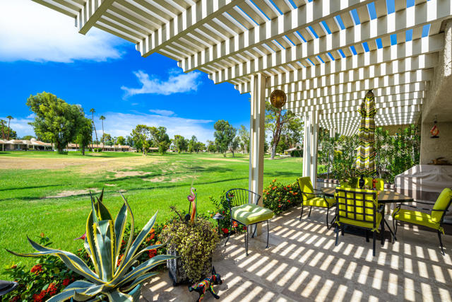 35983 Paseo Circulo E, Cathedral City CA: https://media.crmls.org/mediaz/fa931651-4cf8-46b4-97fa-090ecf7cb644.jpg