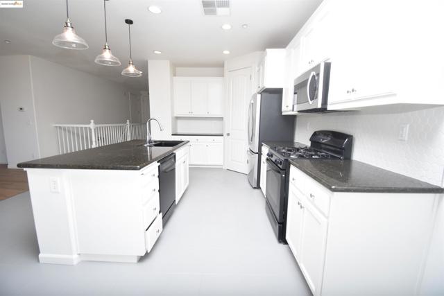 127 Delta Vista Ln, Pittsburg CA: https://media.crmls.org/mediaz/fa93630b-769f-47a4-9cd2-5e1aa6bca208.jpg