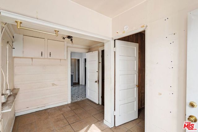 4812 Arlington Avenue, Los Angeles CA: https://media.crmls.org/mediaz/fa93b4a9-3982-457d-9c27-7990eab47889.jpg