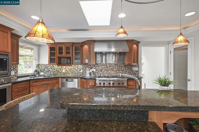 34 Willowview Ct, Danville CA: https://media.crmls.org/mediaz/fa93f73a-d56c-413f-a076-1846223b8ea8.jpg