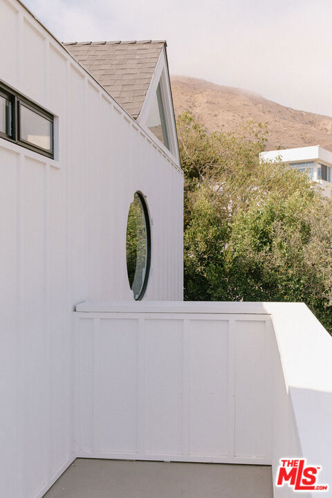 31866 Seafield Drive, Malibu CA: https://media.crmls.org/mediaz/fa957354-6661-484c-b886-d57ab65b2140.jpg