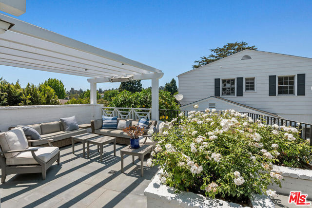 10428 Wyton Drive, Los Angeles CA: https://media.crmls.org/mediaz/fa9575ca-66c5-489f-bb30-fc24736b610e.jpg