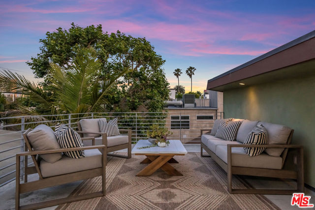 2336 Boone Avenue, Venice CA: https://media.crmls.org/mediaz/fa95d93c-a29d-4596-a2ed-7f13ca9a332c.jpg