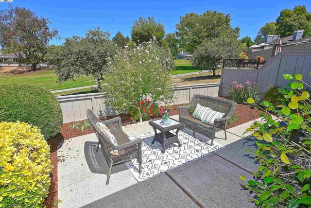1976 Saint George Rd, Danville CA: https://media.crmls.org/mediaz/fa964491-321c-4d82-8931-645624a9d93b.jpg