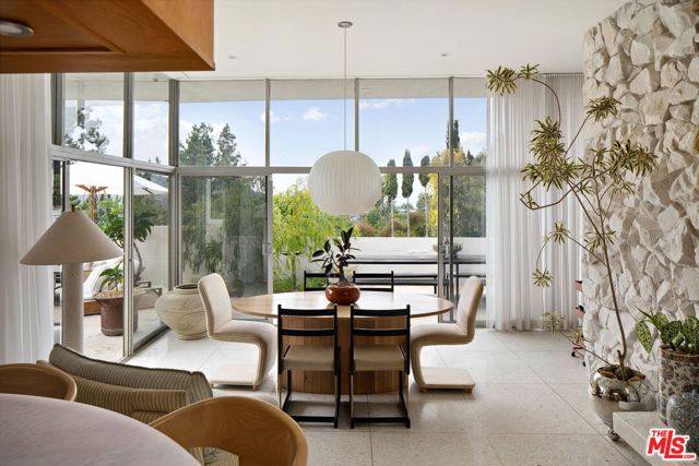 11513 Dona Cecilia Drive, Studio City CA: https://media.crmls.org/mediaz/fa96b7a5-7326-451f-83e4-23784d3df2c1.jpg