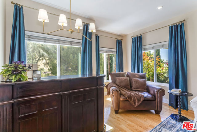 3943 Avenida Del Sol, Studio City CA: https://media.crmls.org/mediaz/fa991164-f4f6-4e6b-94a9-b17733200ff1.jpg