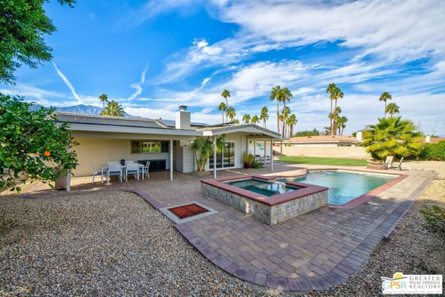 2002 S Bobolink Lane, Palm Springs CA: https://media.crmls.org/mediaz/fa99499e-c07d-45d5-a0bb-6de62570fa35.jpg