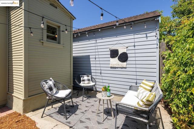 3742 Loma Vista AVE, Oakland CA: https://media.crmls.org/mediaz/fa995a41-e5cf-4987-876e-fa6190f8e641.jpg