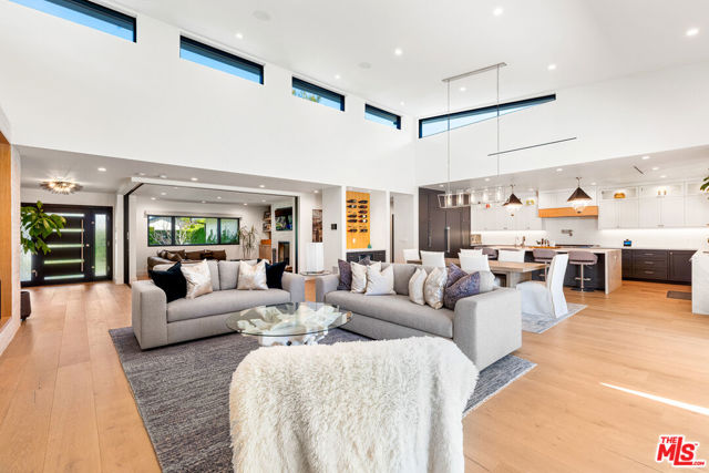 4961 Noeline Avenue, Encino CA: https://media.crmls.org/mediaz/fa9a54ab-9fa6-4e3e-b151-29a9c2bb2207.jpg