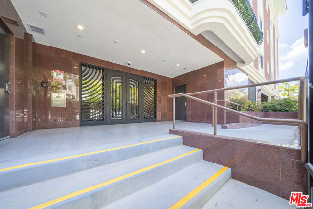 944 S Serrano Avenue, Los Angeles CA: https://media.crmls.org/mediaz/fa9c518b-a9ed-4b2a-8d15-d7571a1b0c37.jpg