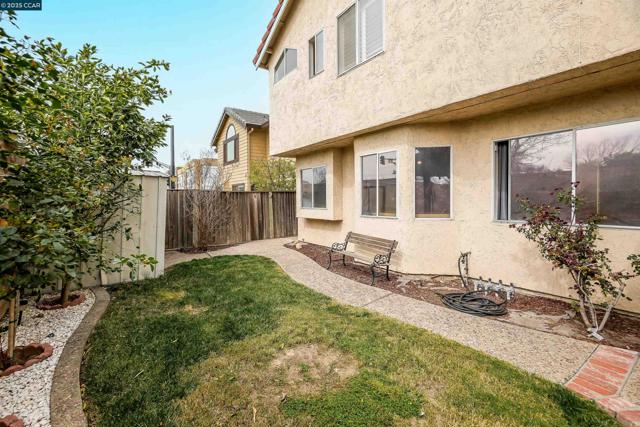 1974 Paradise Valley Ct, Tracy CA: https://media.crmls.org/mediaz/fa9d1edc-3ecb-4d67-9c51-ad83c99384d1.jpg
