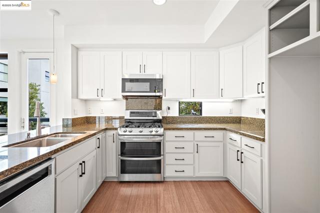 121 City Limits Cir, Emeryville CA: https://media.crmls.org/mediaz/fa9d25b1-708d-4b73-a46c-49e08d793848.jpg