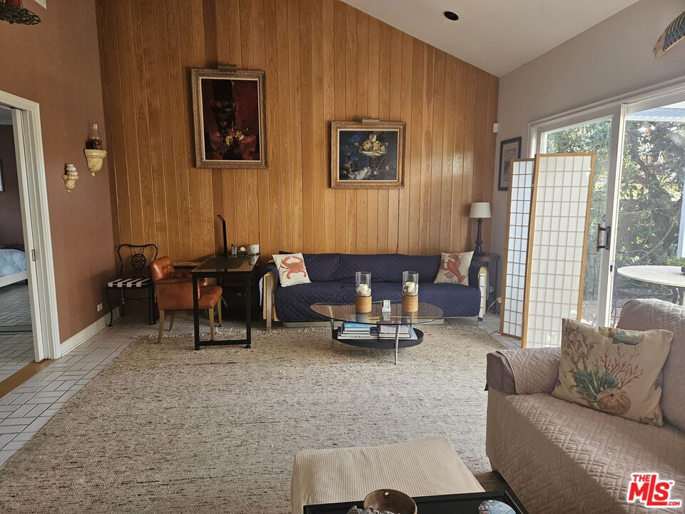 https://media.crmls.org/mediaz/fa9d6075-3322-4979-b94e-42c43c5992c7.jpg?preset=X-Large