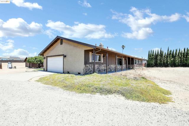 918 Carpenter Rd, Oakley CA: https://media.crmls.org/mediaz/fa9dae9c-ff82-4a56-a8ae-7215a719f34a.jpg