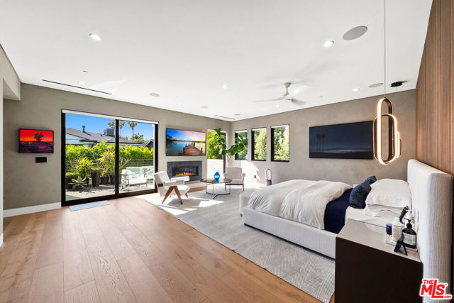 849 N Spaulding Avenue, Los Angeles CA: https://media.crmls.org/mediaz/fa9dc566-6d4f-497c-96f4-e7bd9dc448e4.jpg