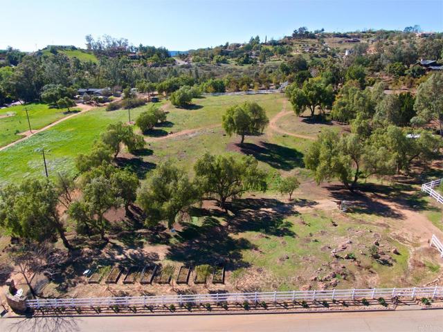 15176 Vali Hai Rd, Poway CA: https://media.crmls.org/mediaz/fa9dfc4e-88d8-4f22-9191-d13f1b52658a.jpg