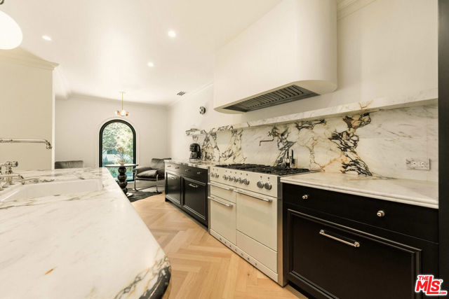 236 S Reeves Drive, Beverly Hills CA: https://media.crmls.org/mediaz/fa9ffdfe-6aad-4bce-8efa-24d0ad85e277.jpg