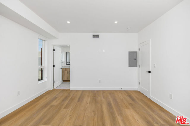 1616 S Sycamore Avenue, Los Angeles CA: https://media.crmls.org/mediaz/faa03de9-d7ce-4468-9d91-01eec3eb8881.jpg