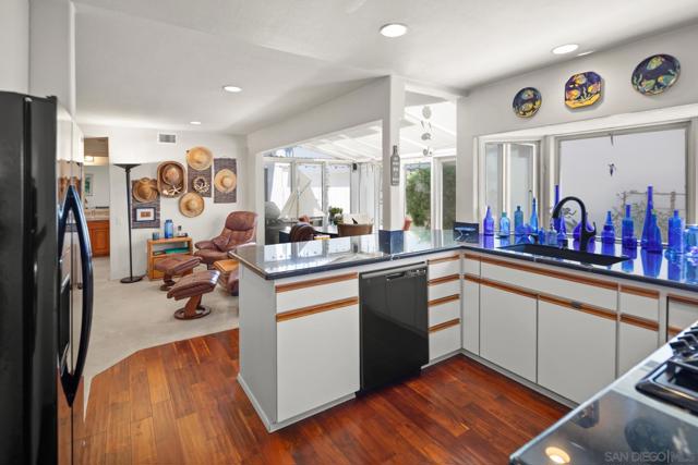 54 Half Moon Bend, Coronado CA: https://media.crmls.org/mediaz/faa05c90-d35d-40e8-a434-570e997ce544.jpg