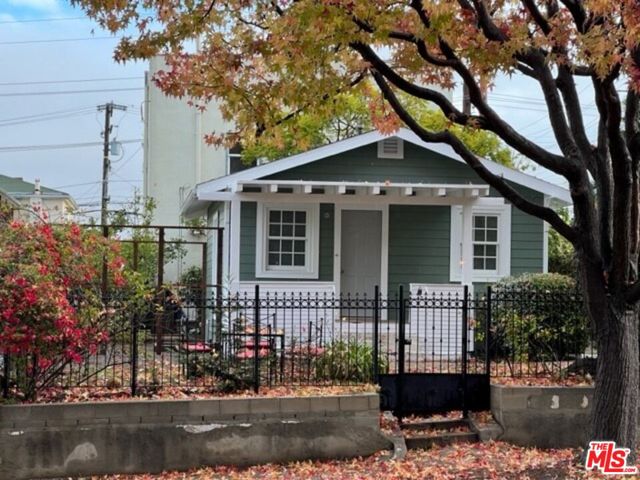 1843 19th Street, Santa Monica CA: https://media.crmls.org/mediaz/faa0e250-330e-4230-9b42-081deab5546e.jpg