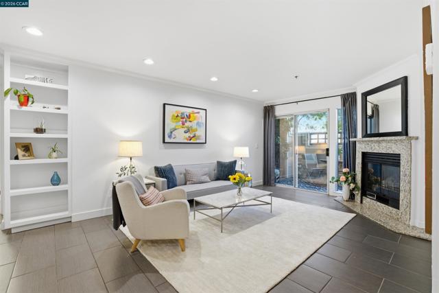 2560 Oak Rd, Walnut Creek CA: https://media.crmls.org/mediaz/faa14759-70d6-40c1-bfc4-a2b66a44721f.jpg