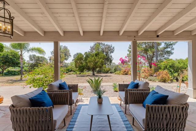 17716 Via De Fortuna, Rancho Santa Fe CA: https://media.crmls.org/mediaz/faa24338-d3d5-4178-8198-883b9242cbda.jpg