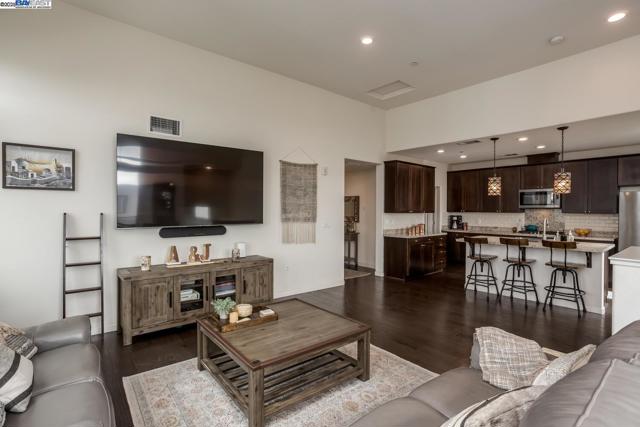 3077 Valley Of Hearts Del Pl, San Jose CA: https://media.crmls.org/mediaz/faa27899-460b-46b0-bc20-d2ac035d5657.jpg